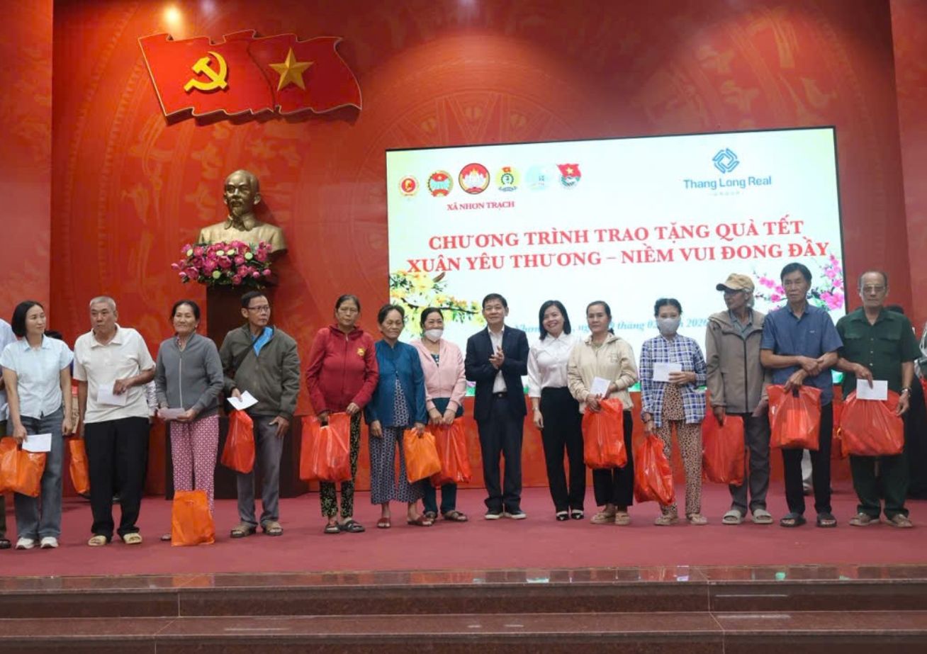Xã Nhơn Trạch tiếp tục trao tặng 200 phần quà Tết tại chương trình “Xuân yêu thương – Niềm vui đong đầy”